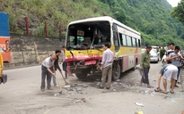 Xe khách đấu đầu xe buýt, 6 người bị thương