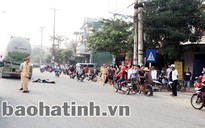 Lao vào xe đầu kéo, 1 nam thanh niên tử vong