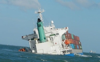 2 tàu nước ngoài đâm nhau, nhiều container trôi trên biển