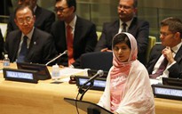 Taliban "vừa đánh vừa xoa" nữ sinh Malala