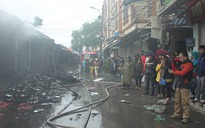Hà Nội: Cháy chợ, hàng chục ki-ốt bị thiêu rụi