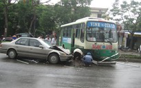 Xe buýt leo dải phân cách, đè bẹp đầu ô tô