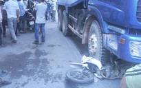 Dừng đèn đỏ, nữ sinh bị xe tải cán chết