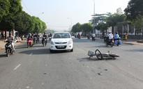 Ô tô tông xe đạp điện, hai học sinh bất tỉnh