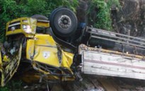 Lật xe tải trên đèo Cù Mông, tài xế chết trong ca-bin