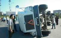 Container “nằm vạ” giữa ngã tư, tài xế bị thương nặng