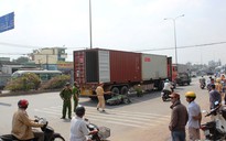 Xe máy va nhau, một người bị xe container cán chết