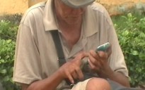 “Sốc” với ông già ăn xin xài… iPhone