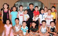 Kim Jong-un phát kẹo cho trẻ em nhân ngày sinh nhật