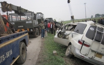 Xe Lào đấu đầu xe tải, 1 người chết, 2 người bị thương