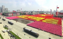 Triều Tiên duyệt binh rầm rộ khoe tên lửa, máy bay
