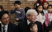Bé 5 tuổi gây “sốt” vì làm mặt hề sau lưng thủ tướng Úc