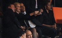Dân mạng bất bình trước việc chụp ảnh 'tự sướng' của ông Obama