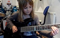 Cô bé 8 tuổi nổi danh đàn guitar