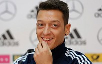 Ozil: Tôi hạnh phúc với Arsenal dù chưa sẵn sàng hát về nó