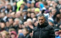 Ông Mourinho sẽ đẩy một tiền đạo sau trận thua sốc Newcastle