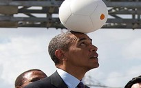 Tổng thống Obama chơi với quả bóng sinh ra điện