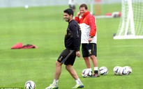 Trở lại sau án phạt, Suarez đe dọa M.U ở League Cup