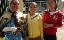 Mẹ gãy tay vẫn đưa hai con đi thi