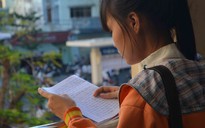 Đòi vào trường thi đưa đồ ăn cho giám thị