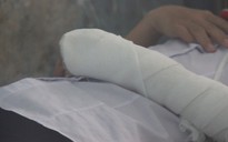 Quảng Ngãi: Nữ sinh cắt cổ tay phản đối cô giáo