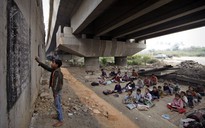 Cảm động lớp học dưới gầm cầu New Delhi