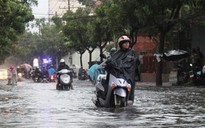 Người Sài Gòn "lội bì bõm” trong mưa chiều