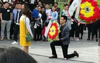 Chàng trai mang "vòng hoa tang" đi tỏ tình bạn gái