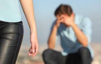 Bị vợ đến nơi làm việc quậy mới biết mình… còn vợ