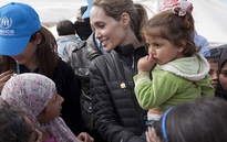 Trẻ tị nạn quây quần bên Angelina Jolie