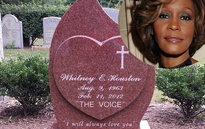 Mộ Whitney Houston đã có bia tưởng niệm