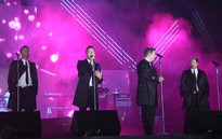 Westlife cùng fan “đốt cháy” Mỹ Đình