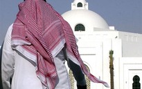 Bị trục xuất vì quá ... đẹp trai!