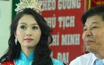 Hoa hậu Đặng Thu Thảo rạng ngời bên sinh viên Tây Đô