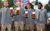 Bayern Munich vững ngôi đầu Bundesliga, các sao thoải mái dự lễ hội bia Oktoberfest