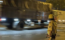 CLIP: Xe tải nặng lao vun vút vào nội ô TP HCM trong giờ cấm