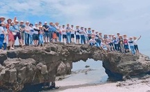 Bức xúc cảnh hàng chục du khách đè lên thắng cảnh hàng triệu năm tuổi ở Lý Sơn