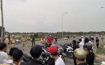 Tụ tập nẹt pô, chuẩn bị đua xe, hàng chục thanh thiếu niên bị CSGT đón lỏng, đưa về đồn