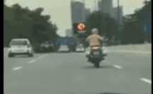 Sự thật CSGT lái mô tô đặc chủng đòi đường ưu tiên cho ôtô biển vàng ở TP HCM