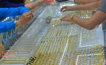 Giá vàng hôm nay 30-4: Giảm sốc, nhà đầu tư bán tới 23,4 tấn vàng