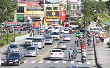 Mất 20 giờ chưa tới Đà Lạt do kẹt xe kinh hoàng ở đèo Bảo Lộc, Quốc lộ 20