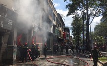 Dãy nhà ở trung tâm TP HCM bốc cháy dữ dội