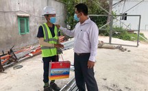 Phó chủ tịch phường Trần Lê Hữu Thọ xin lỗi nam công nhân đi mua bánh mì