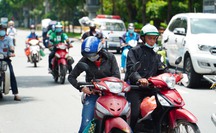 TP HCM: Người dân ra đường đông đúc trong thời gian giãn cách