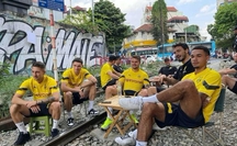 Xôn xao hình ảnh nhiều cầu thủ Dortmund ngồi "cà phê đường tàu"