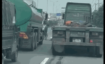CLIP: Ớn lạnh 2 tài xế container cầm dao chém tài xế xe tải ben ở Đồng Nai