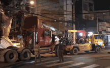 CLIP: Cận cảnh màn "giải cứu" xe đầu kéo tông sập tiệm vàng tại TP HCM
