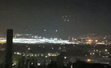 Chùm ánh sáng kỳ lạ trên bầu trời San Diego, cư dân lên mạng xã hội “cầu cứu”