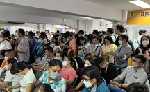 CLIP: Hàng ngàn người ở TP HCM chen chân làm hộ chiếu mẫu mới