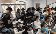CLIP: Hàng ngàn người ở TP HCM chen chân làm hộ chiếu mẫu mới